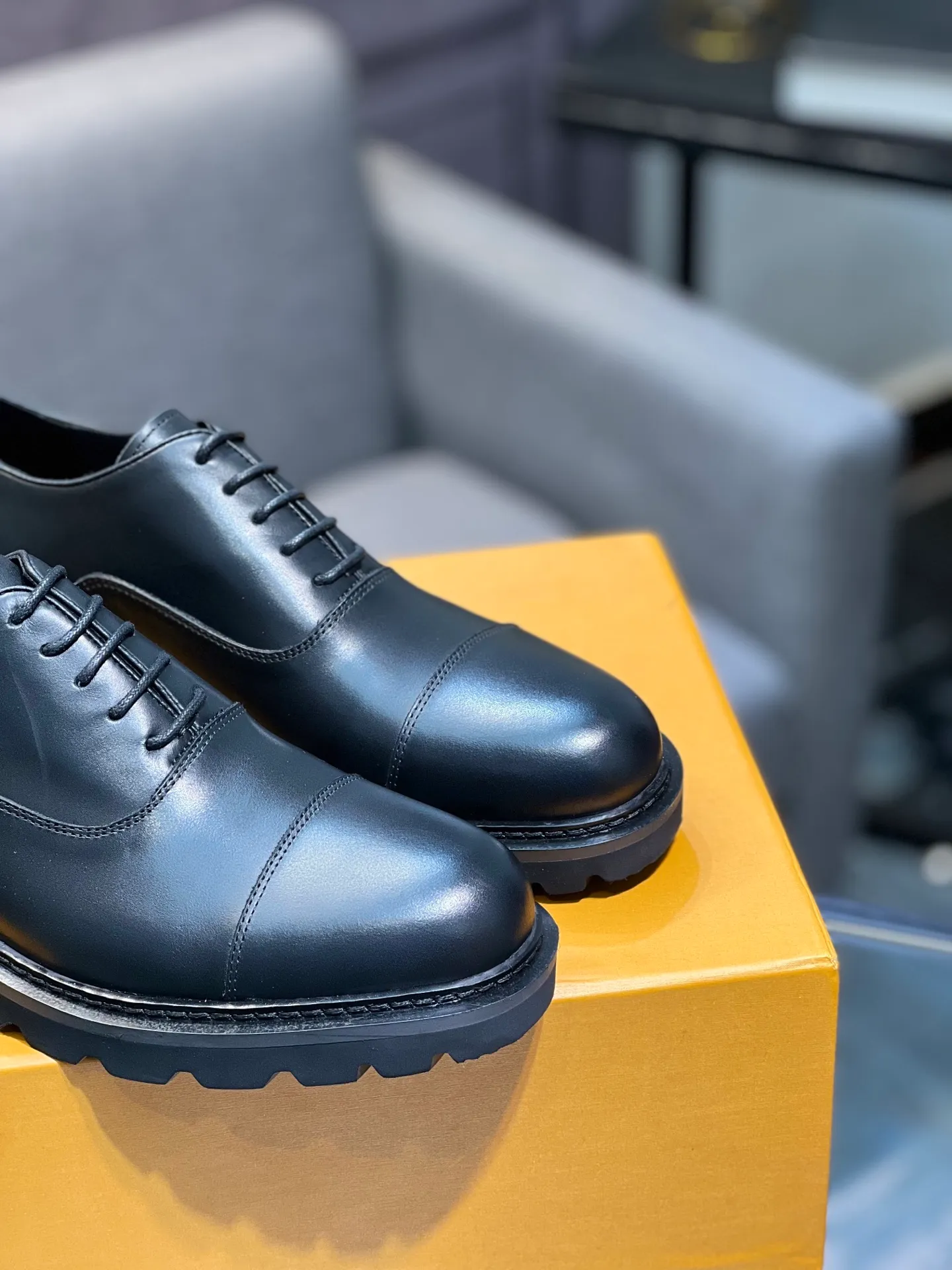 Men's shoes 💰820 [LV] - High-end quality - Upper: 🔝 tumbled cowhide, Nappa cowhide, brand logo sewn on shoe body - Lining: cowhide, foot pads; water-dyed cowhide - Outsole: TPR·rubber foam; two-color molded outsole -Super high quality control·Fine workmanship: highlighted (high-end·luxury·grade) -Size: 39-44 (38 45 can be customized)